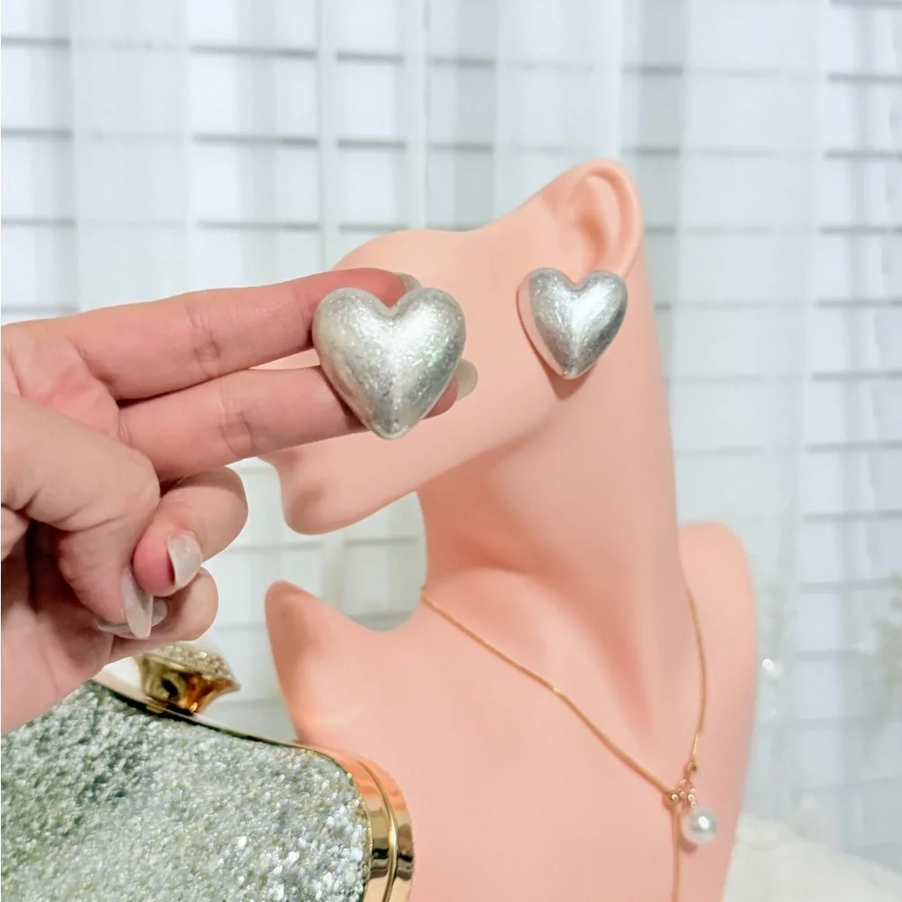 ⚜️ Silver Heart Shaped Earrings - Picture 4 of 8